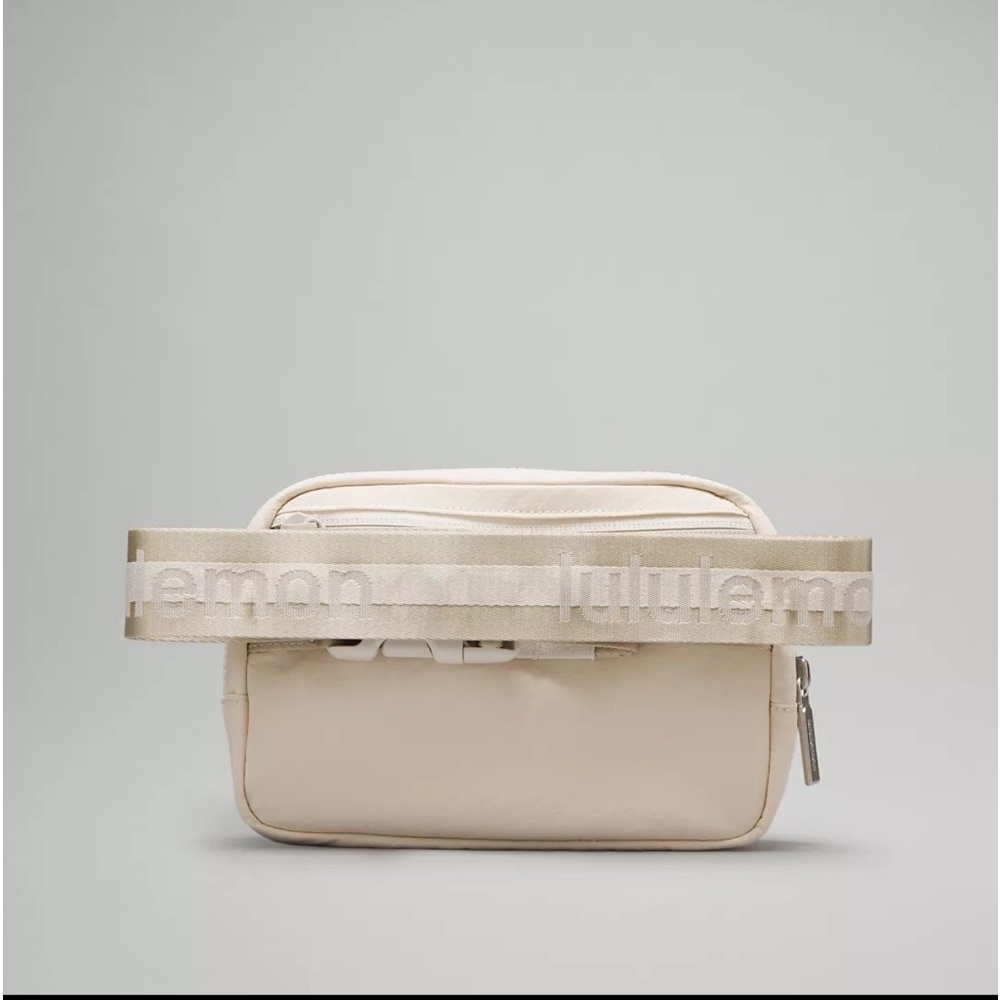 Lululemon Everywhere Belt Bag 1L Wordmark - Picture 4 of 8